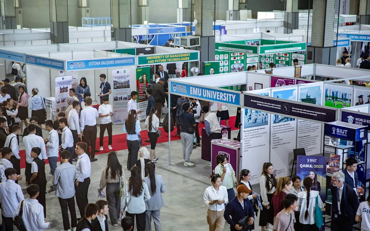 A visitor group in the SOF EXPO hall — the WORLD EDU EXPO audience